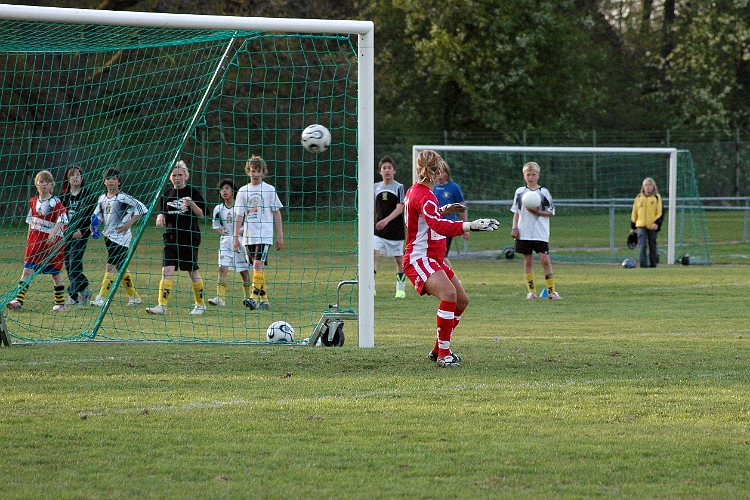 2007_0503_07.JPG - Nu bytte Kajsa Rudengård hörn vid 4:e straffen, 4-4 i matchen